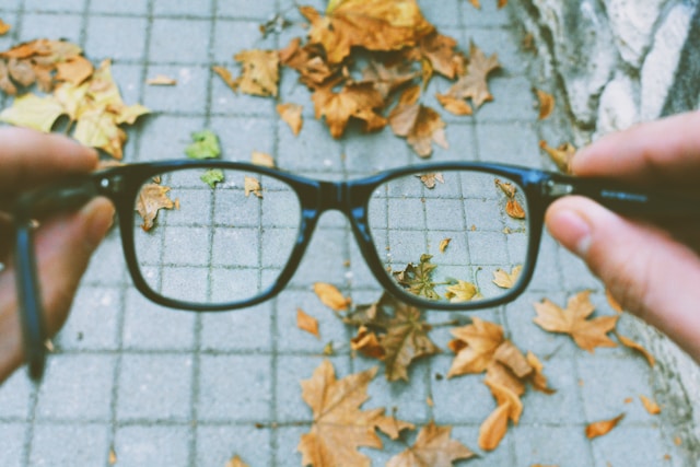 The Etiquette of Eyewear: Navigating Social Norms in the Camera-On Era